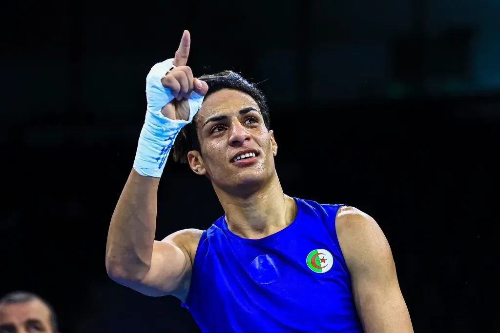 Imane Khelif, una de las boxeadoras involucrada en polémica en París 2024 (IBA/Getty Images)