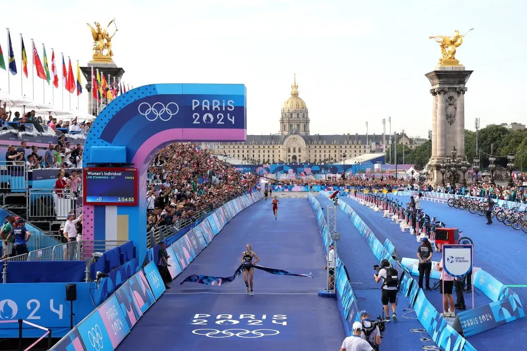 Cassandre Beaugrand cruzando la línea de meta en primer lugar | Getty Images