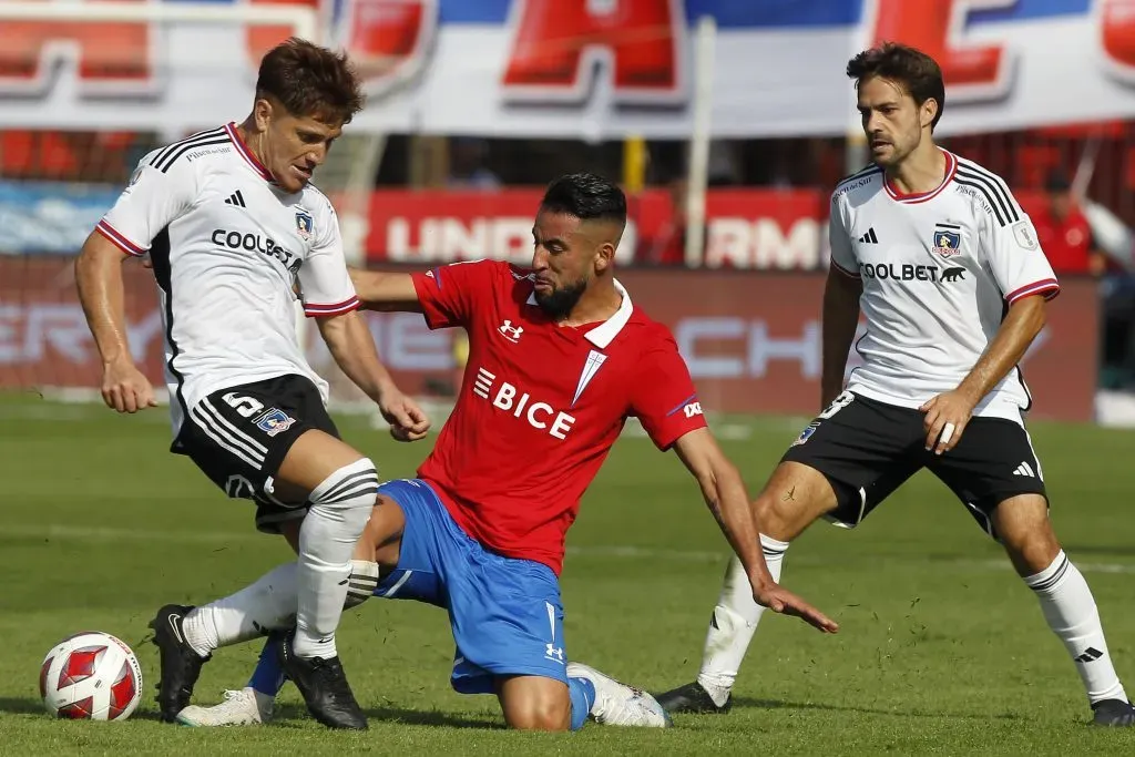 Mauricio Isla en acción ante Colo Colo. (Dragomir Yankovic/Photosport).