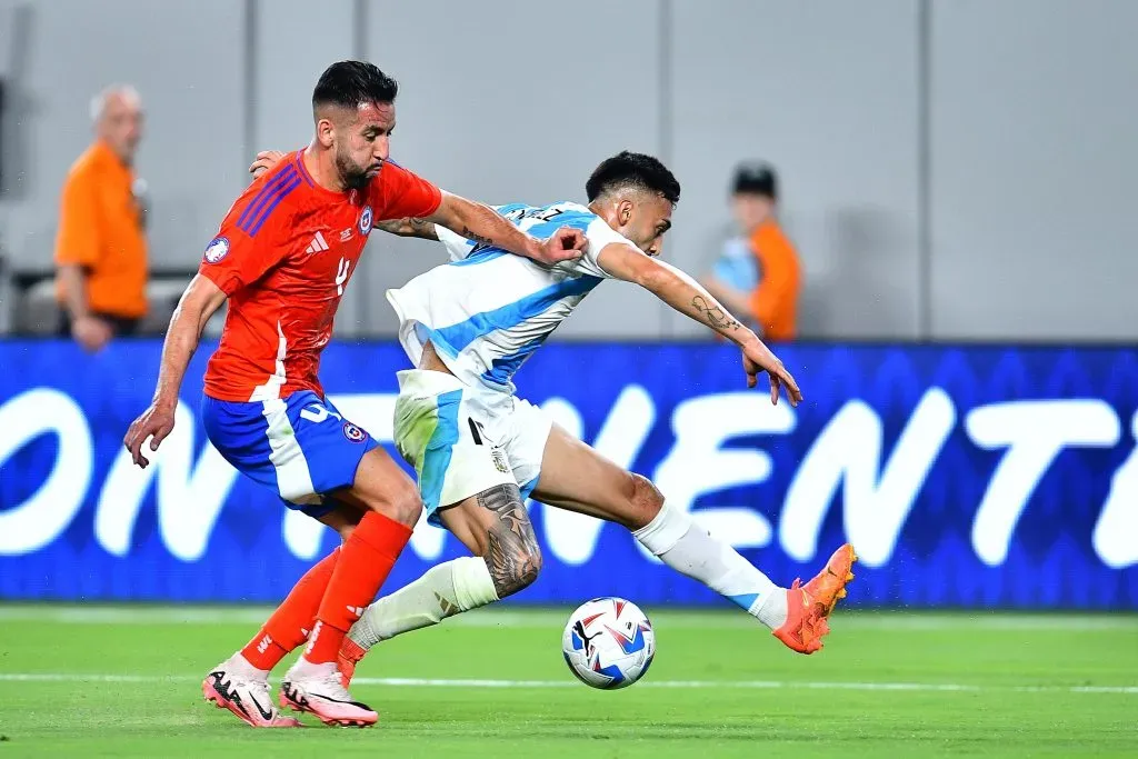 Mauricio Isla ante Argentina en la Copa América 2024. (Adrian Macias/Mexsport/Photosport).