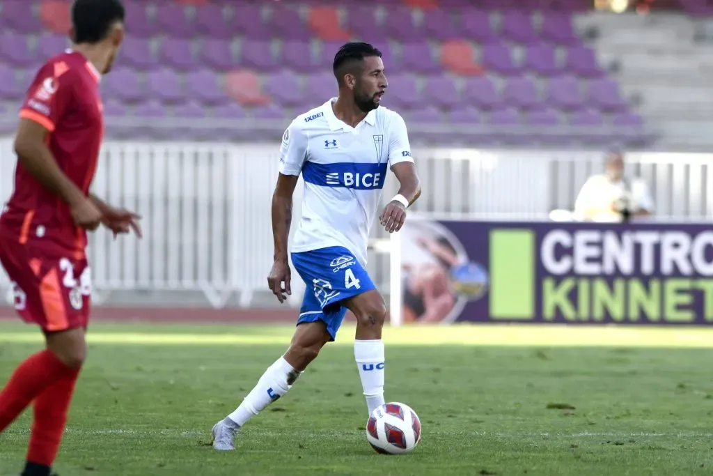 Mauricio Isla usó el “4” en Universidad Católica. En Colo Colo ese número lo tiene Alan Saldivia. (Alejandro Pizarro Ubilla/Photosport).