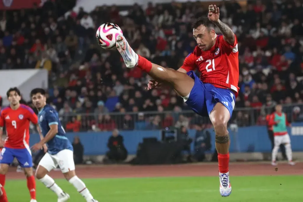 Matías Catalán en acción por la selección chilena en un amistoso ante Paraguay. (Jonnathan Oyarzun/Photosport)-