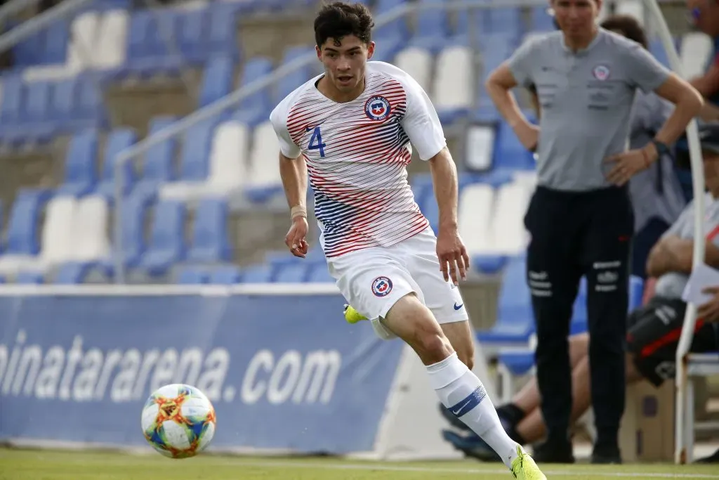 Cristián Riquelme en acción por la Roja Sub 17. (Andres Pina/Photosport).