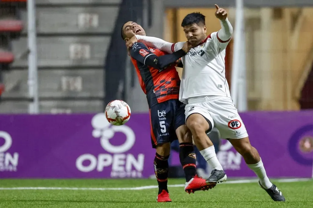 Lionel Altamirano frente a Deportes Limache. (Andres Pina/Photosport).