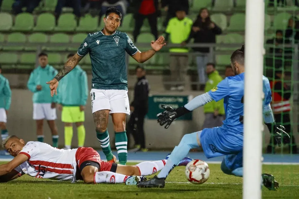 Juan Ignacio Duma marca el 2-0 de Wanderers ante San Felipe. (Andres Pina/Aton Chile).
