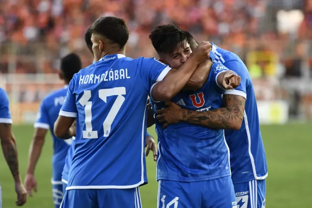 Fabián Hormazábal abraza a Marcelo Morales: los dos serán titulares frente a Copiapó. (Pedro Tapia/Photosport).