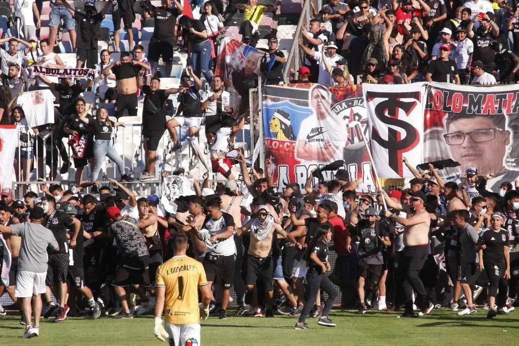 Los hinchas de Colo Colo tuvieron un horrible comportamiento en el Estadio Regional Calvo y Bascuñán ese 4 de diciembre del 2021. | Foto: Photosport.