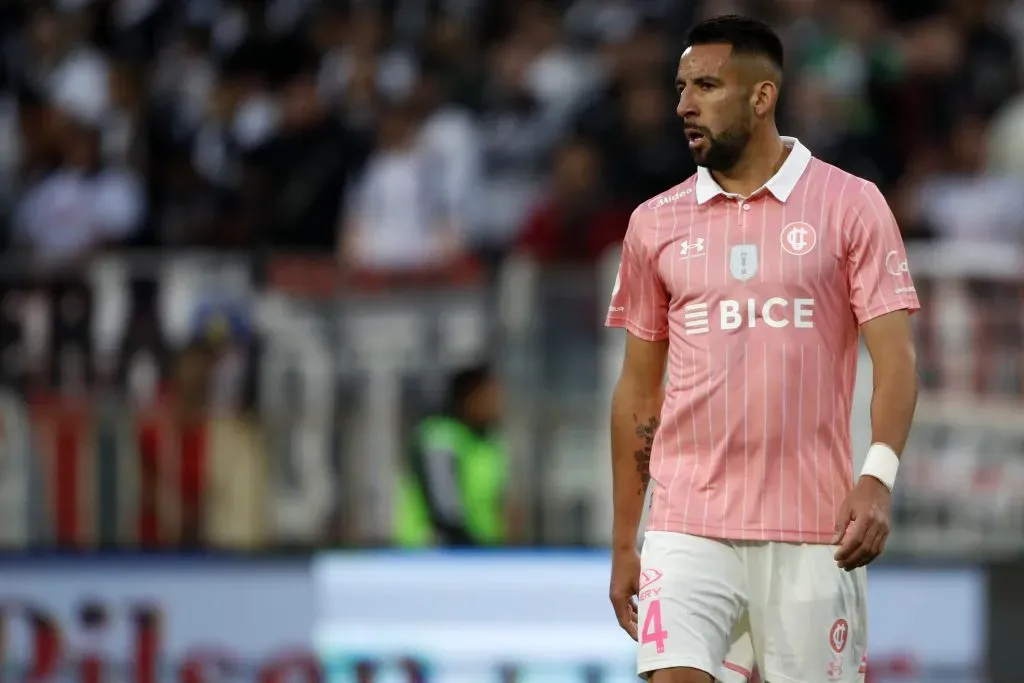 Mauricio Isla aseguró que no le importan los gritos en su contra, pero aprovechó para criticar a algunos mal llamados hinchas. Foto: Photosport.