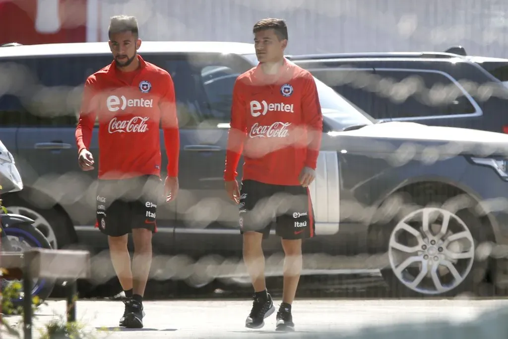 Mientras Mauricio Isla fichó por Colo Colo, Charles Aránguiz hizo lo propio en Universidad de Chile. | Foto: Photosport.