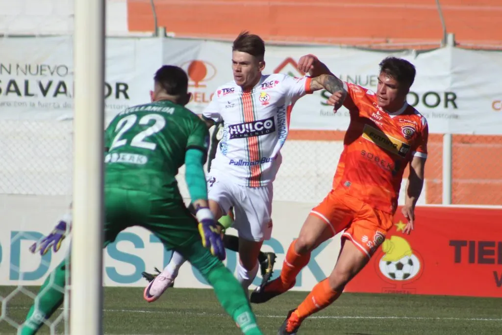 Cobresal venció en los descuentos a Cobreloa y escala en la tabla. Foto: Photosport.