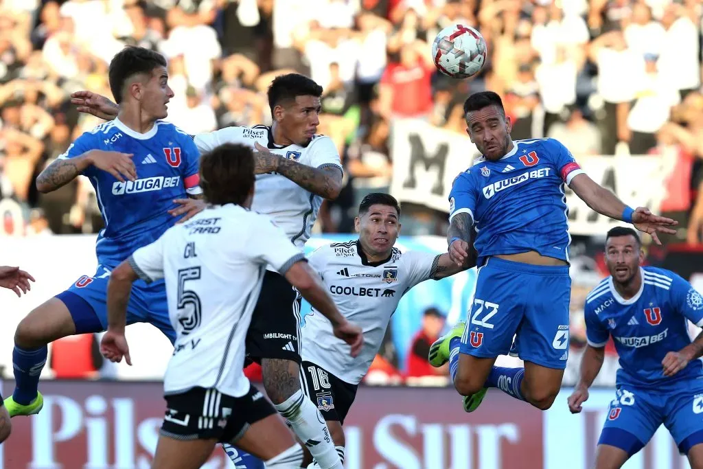 La U tiene a tres de sus cuatro defensas en capilla para el Superclásico, pero igual serán titulares en la formación ante Copiapó. Foto: Photosport.