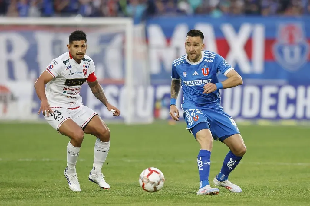 Matías Zaldivia ante Juan Jaime, quien fue expulsado en Deportes Copiapó. (Pepe Alvujar/Photosport).