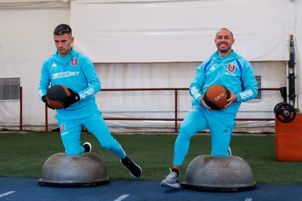 Charles Aránguiz con Marcelo Díaz en el entrenamiento de U de Chile. Foto: U de Chile.