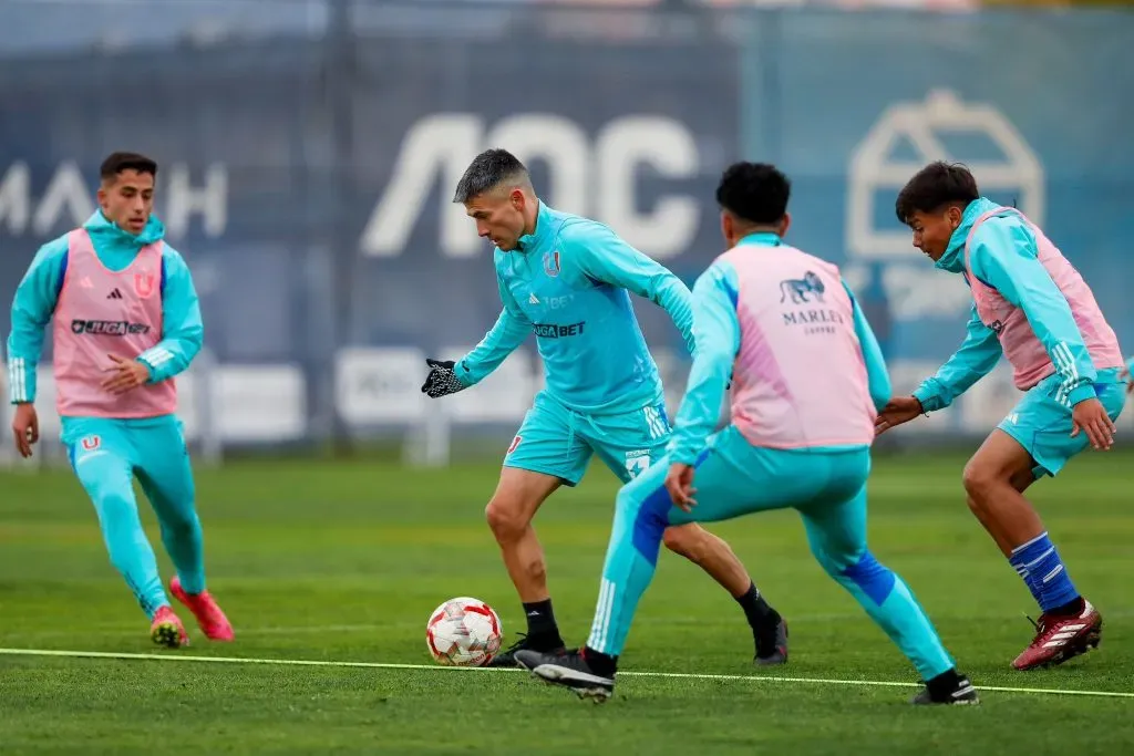 Charles Aránguiz, quien ya entrena en la U, será presentado este martes | U. de Chile