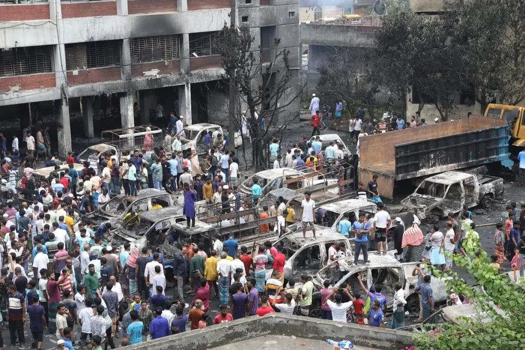 La primera ministra Sheikh Hasina huye del país mientras los manifestantes asaltan el palacio | Foto: Imago