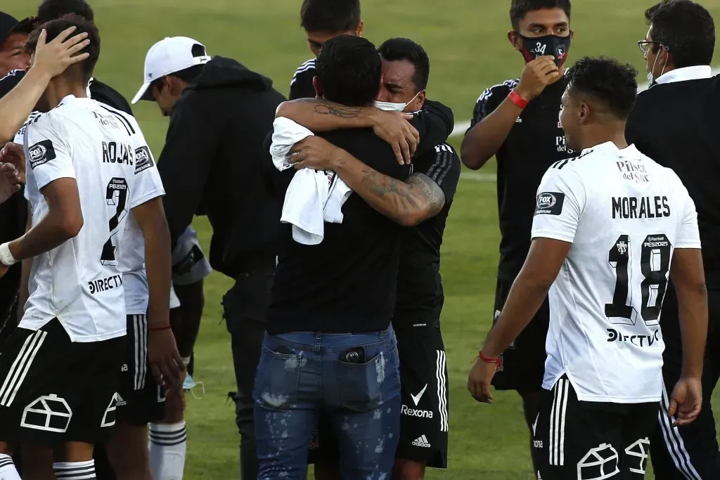 La emotiva celebración de Paredes tras mantener la categoría con Colo Colo. (Luis Hidalgo/Photosport).