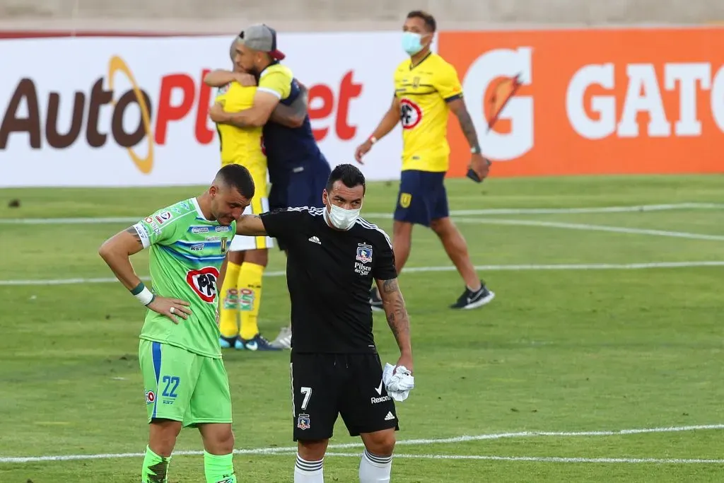 Esteban Paredes consuela a Guillermo Reyes, el arquero de UdeC en ese partido. (Dragomir Yankovic/Photosport).