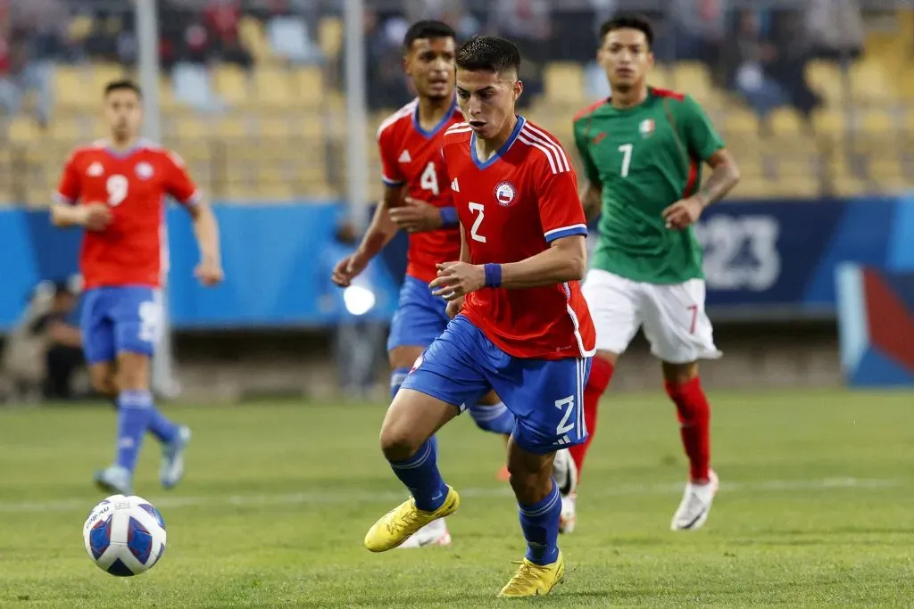 Jonathan Villagra ante Chile. Detrás suyo, Daniel Gutiérrez. (Foto: Imago).