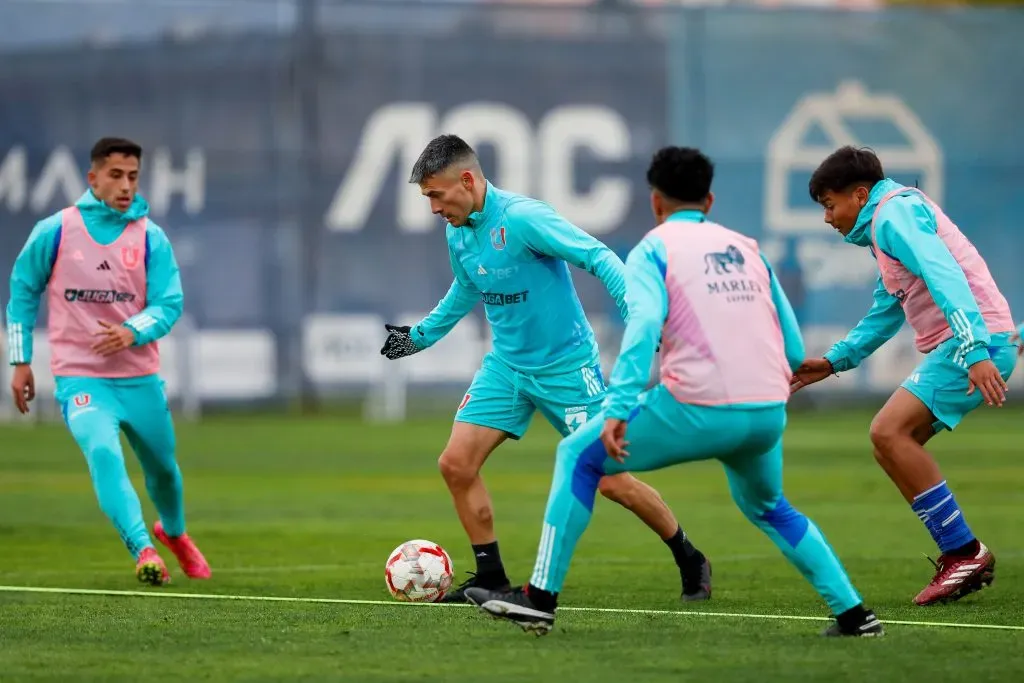 Charles Aránguiz ha realizado fútbol con sus compañeros en los primeros entrenamientos. Foto: U de Chile.