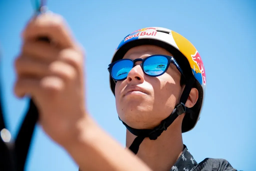 Bicho Carrera se mentaliza en la recta final del Mundial de Parapente Acrobático. Foto: Nicolas Gantz / Red Bull Content Pool.