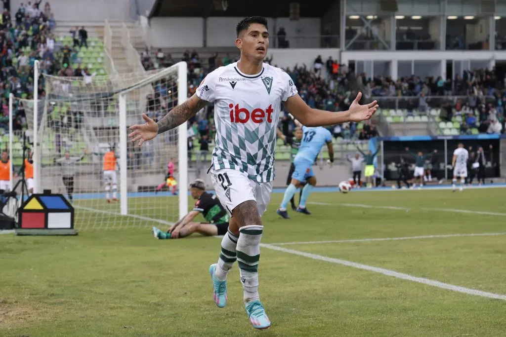 Juan Ignacio Duma celebrando con la camiseta de Wanderers. Foto: Photosport