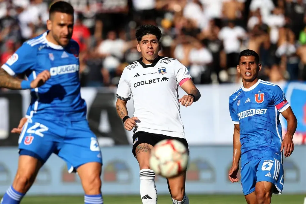 Carlos Palacios será uno de los hombres claves de Colo Colo en el Superclásico, por lo que Esteban Paredes lo presionó. Foto: Photosport.