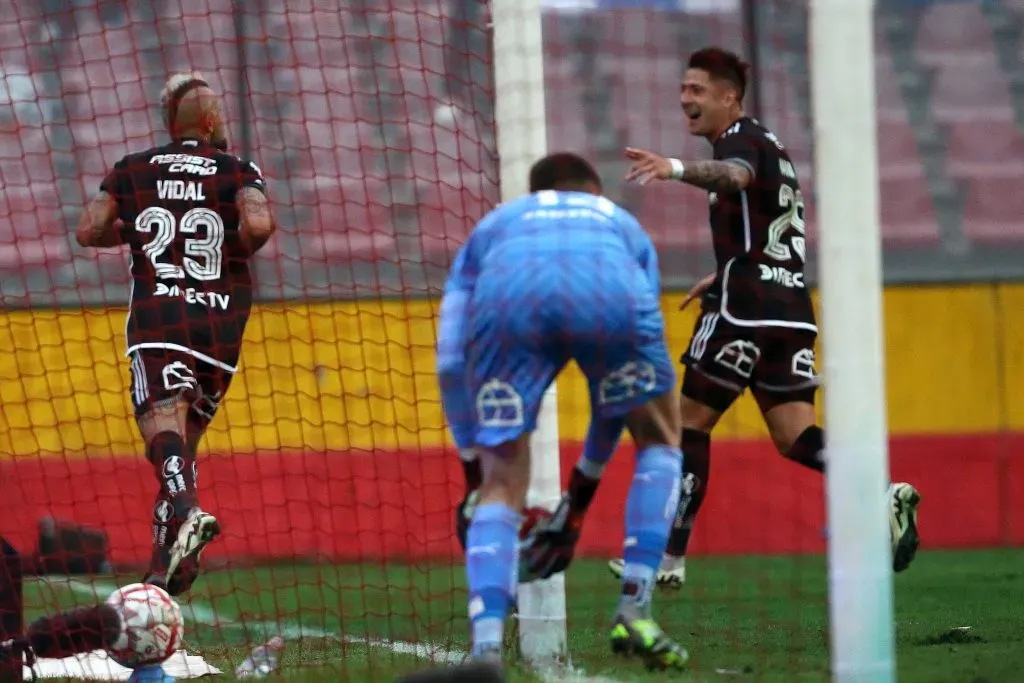 El festejo de Vidal junto a Paiva frente a la UC. (Javier Salvo/Photosport).