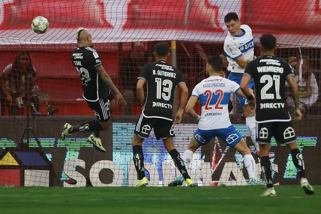 El cabezazo de Arturo Vidal ante Católica. (Pepe Alvujar/Photosport).