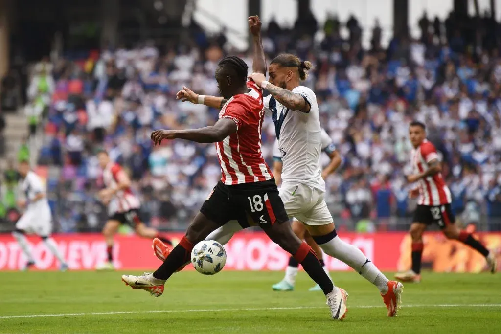 Thiago Vecino en acción ante Vélez Sarsfield. (Joaquín Camiletti/Getty Images).