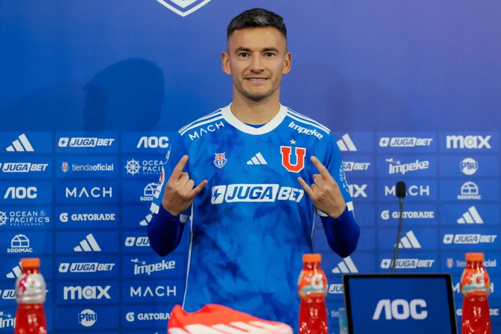 Charles Aránguiz lucía radiante en su presentación. (Foto: Universidad de Chile).