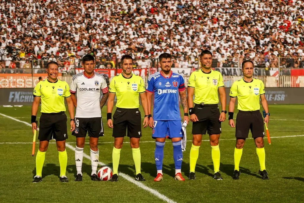 Cristián Garay arbitró el Superclásico de la primera rueda del Campeonato Nacional 2023. (Guille Salazar).