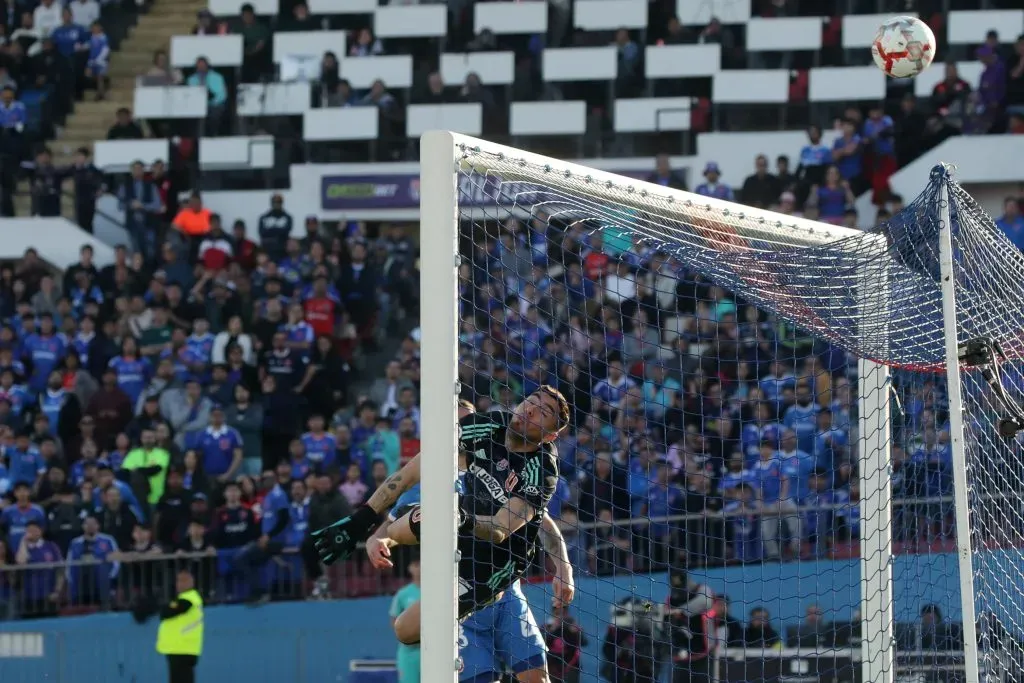 Gabriel Castellón y su espectacular tapada en el Superclásico. Foto: Jonnathan Oyarzun/Photosport