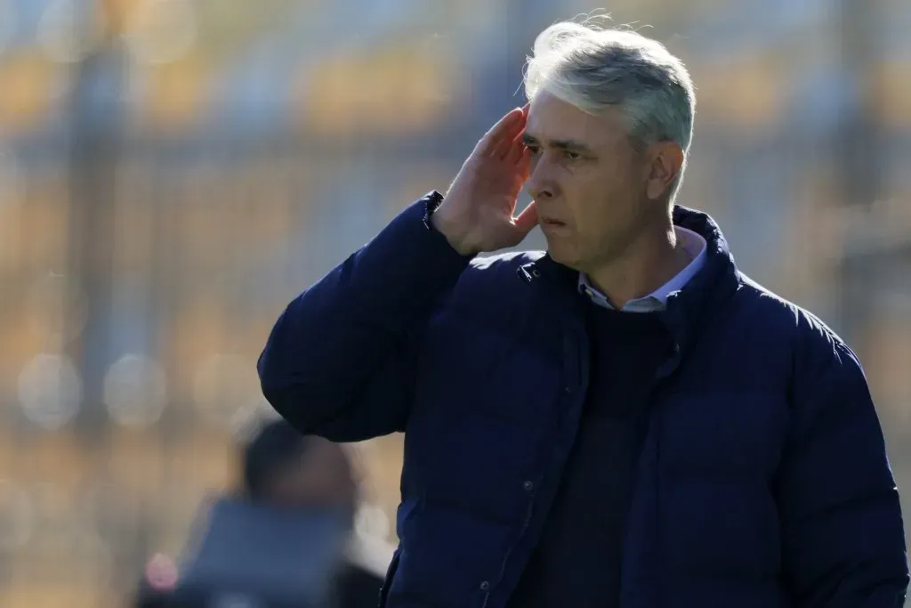 Nunes dirigiendo a la UC ante Everton. Foto: Andres Pina/Photosport