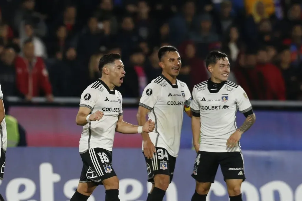 Colo Colo celebra la clasificación a octavos de Copa Libertadores en Paraguay