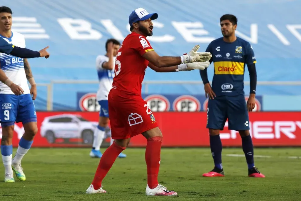 Johnny Herrera en acción ante Católica por Everton. (Jonnathan Oyarzun/Photosport).