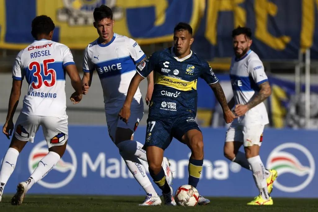 Rodrigo Contreras en acción frente a los Cruzados. (Andres Pina/Photosport).