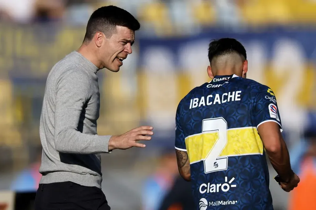 Esteban Solari habla con Alex Ibacache, quien tuvo su redebut en Everton ante la lesión de Nicolás Baeza. (Andres Pina/Photosport).