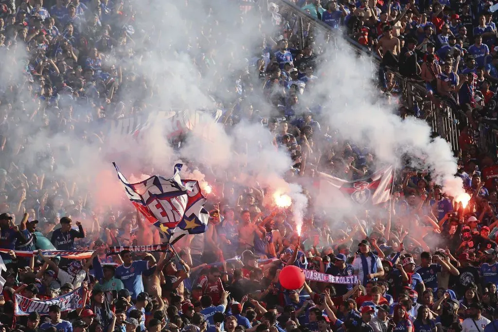 El árbitro hace la denuncia por las bengalas en el Superclásico. Foto: Pepe Alvujar/Photosport