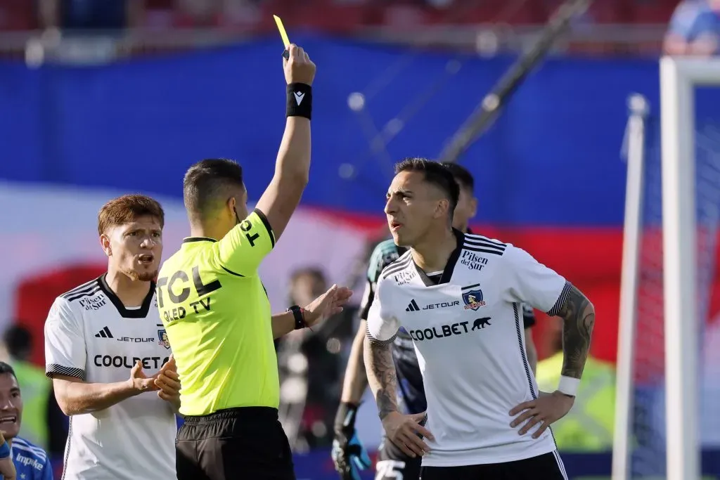 Javier Correa fue amonestado por un foul sobre Charles Aránguiz en el Superclásico 196. (Andres Pina/Photosport).