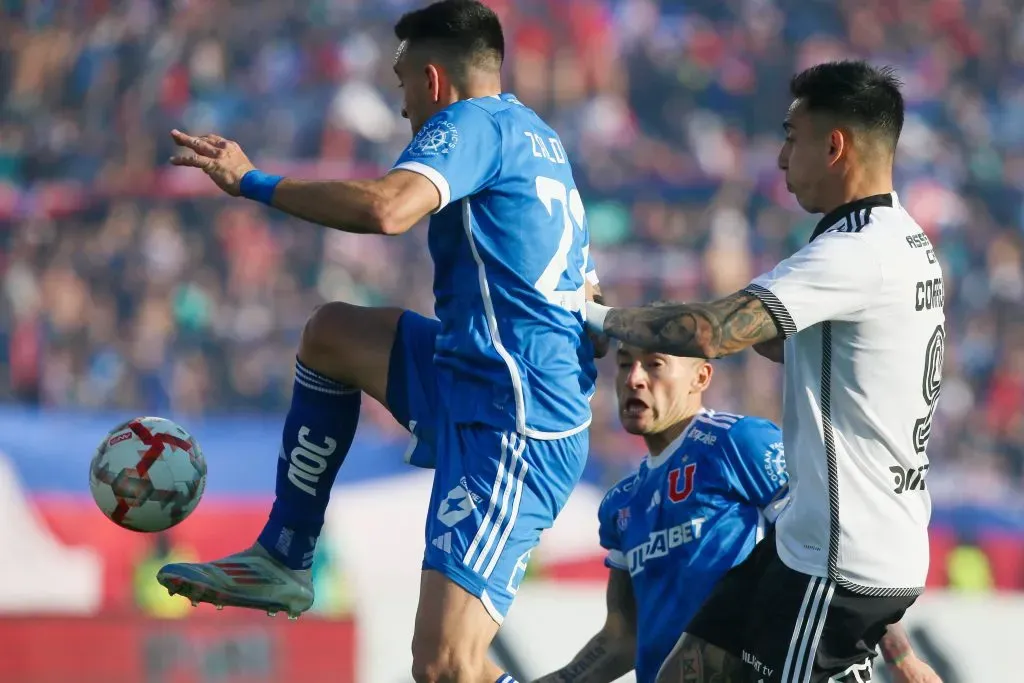 Javier Correa en acción frente a Matías Zaldivia en el Superclásico 196. (Jonnathan Oyarzun/Photosport).