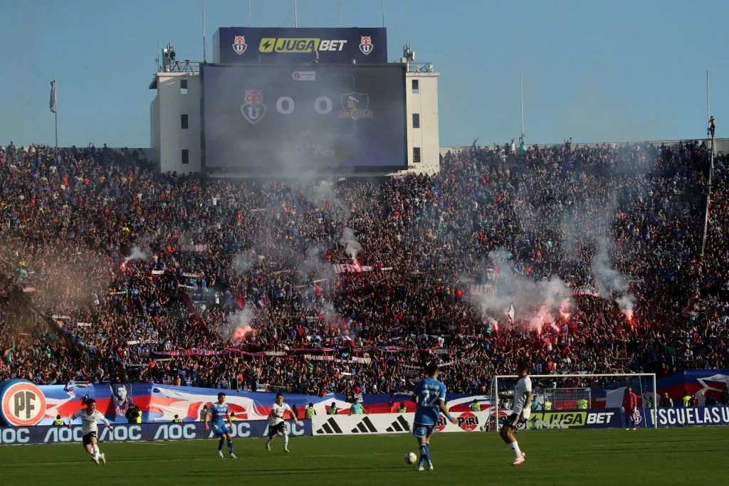 Los hinchas de la U tuvieron su Año Nuevo con fuegos artificiales. Foto: Jonnathan Oyarzun/Photosport