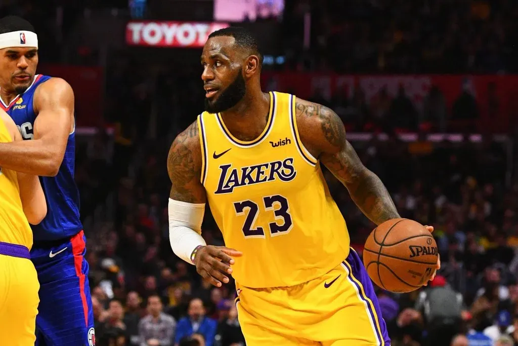 LeBron James si bien es zurdo de nacimiento, reconoció trabajar la mano derecha para convertirse en ambidiestro.