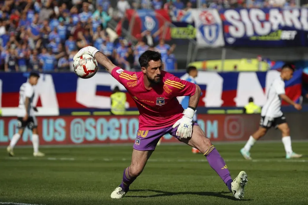 Fernando de Paul jugando el Superclásico con Colo Colo. Foto: Felipe Zanca/Photosport