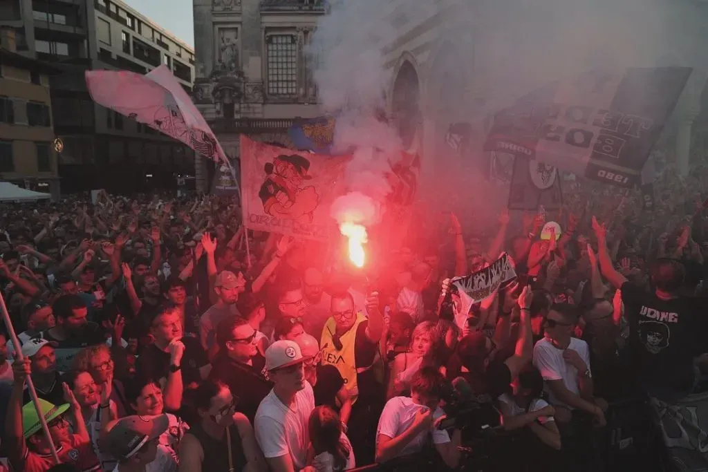 Los hinchas de Udinese llenaron la Piazza Libertá para darle la bienvenida a Alexis Sánchez. Foto: Comunicaciones Udinese.