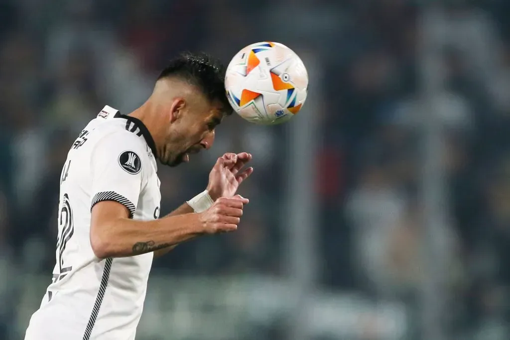 Mauricio Isla y otra imagen ante Junior de Barranquilla. (Jonnathan Oyarzun/Photosport).