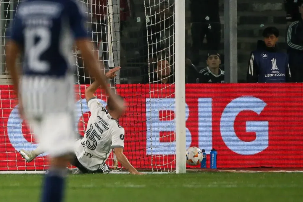 Emiliano Amor terminó dentro del arco en una jugada provocada por un error de Falcón. (Jonnathan Oyarzun/Photosport).