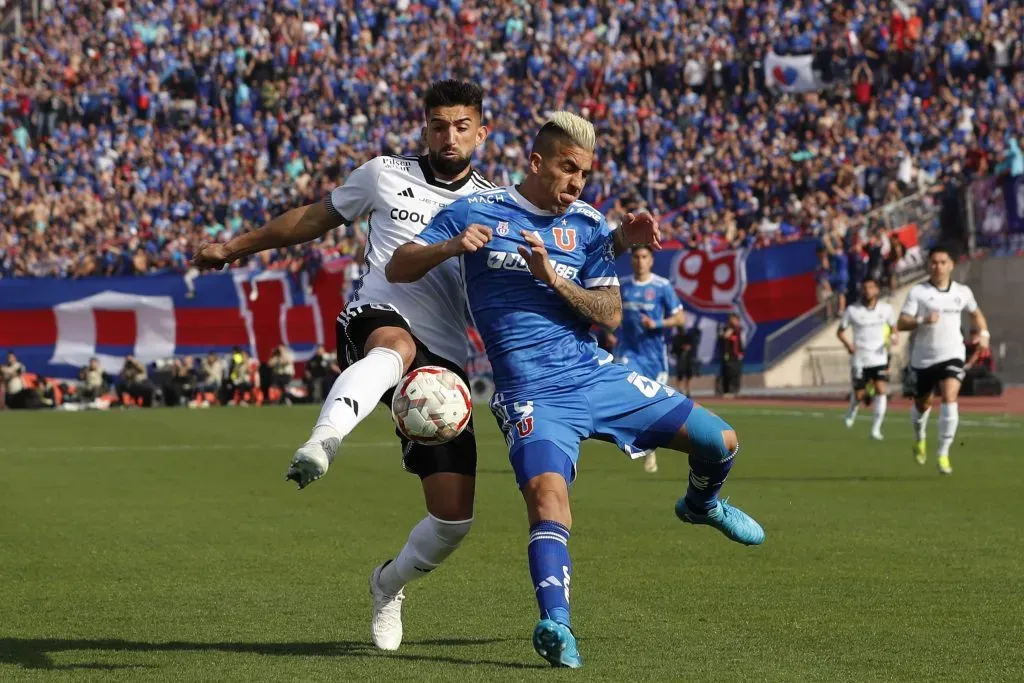 Emiliano Amor en acción por el Superclásico ante Leandro Fernández. (Felipe Zanca/Photosport).