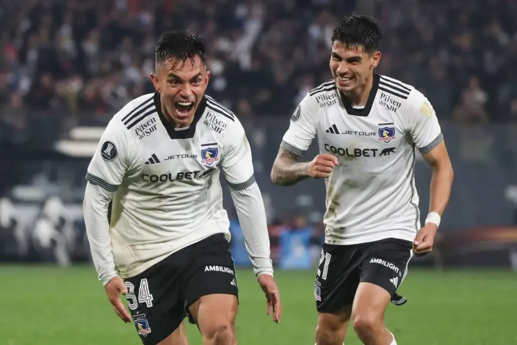 Vicente Pizarro celebra su gol para Colo Colo contra Junior: en Italia lo relataba Manolo Chirico.