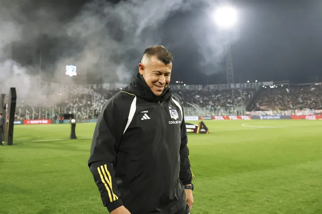 Jorge Almirón en el estadio Monumental. Se fue sonriente con la victoria. (Pepe Alvújar/Photosport).