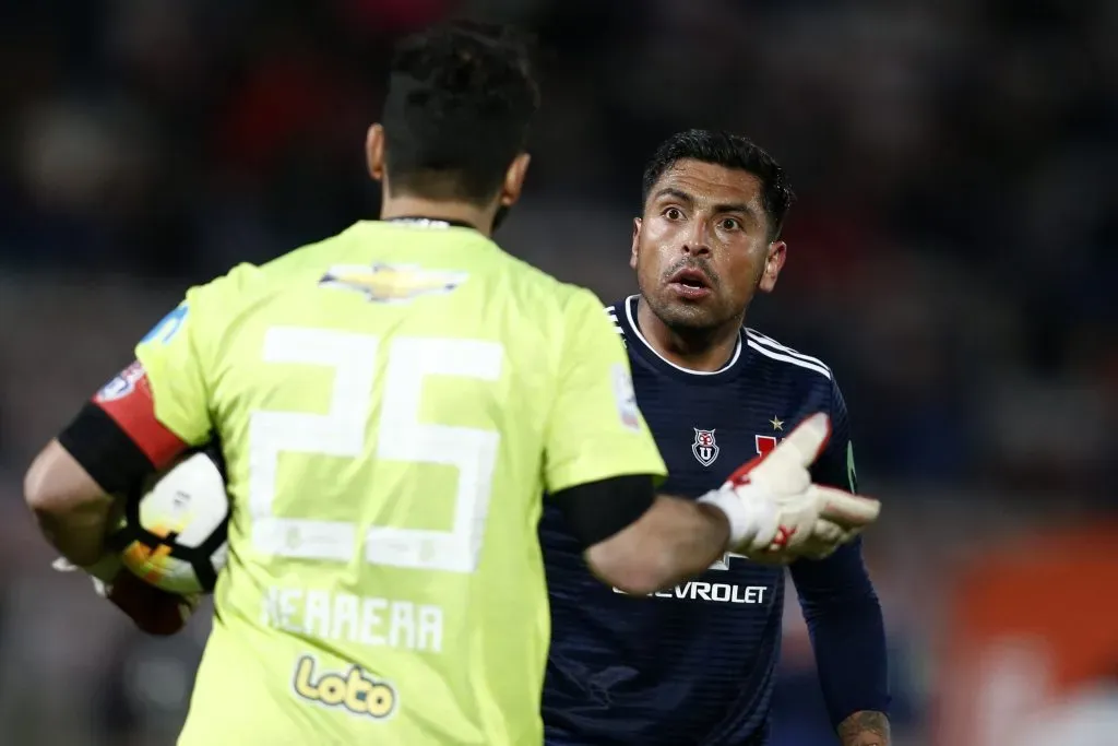 Johnny Herrera con Gonzalo Jara, otro de los ex azules que está de comentarista en TNT Sports. (Javier Torres/Photosport).